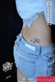 dievča pas malé a štýlové koruna tetovanie vzor