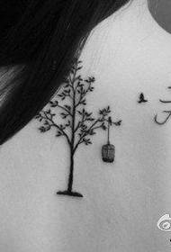 kanak-kanak perempuan kembali pokok kecil segar yang popular dengan corak tatu Burung kecil