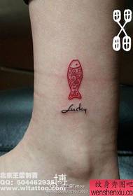 zampe Simpatico e piccolo disegno a forma di tatuaggio con pesci piccoli