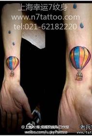 手首の小さな色の熱気球のタトゥーパターン