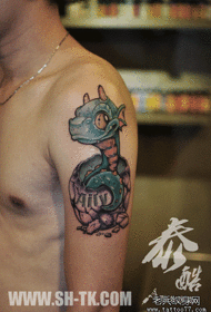 Unu brako kolora Oulong-tatuaje-ŝablono dividita de la tatuada spektaklo