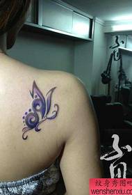 девојче рамо Назад мала и убава шема на тетоважа на пеперутка