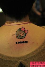 Dievčenské chrbátové malé a populárne tetovanie na lebke