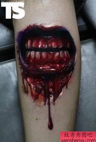 Een zeer bloederig lip-tatoeagepatroon