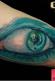 красиво красив оцветен модел за татуировка на очите от вътрешната страна на ръката