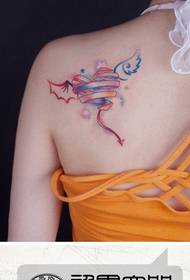လှပသောကျောပခုံးလှပသောလူကြိုက်များသောချစ်ခြင်းမေတ္တာအတောင်ပံများ tattoo ပုံစံ