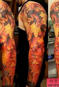 skaisti skaists ziedu rokas kļavu lapu tetovējums