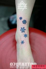 foet op 'e rêch In persoanlik tatoeaazjepatroan foar sneeuwvlok