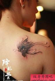 menina ombro moda linda borboleta tatuagem padrão