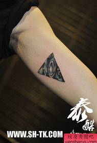popular patrón de tatuaje de triángulo de estrelas dentro do brazo