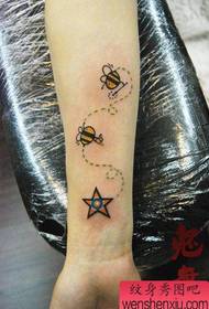 рука популярный классический рисунок татуировки пчелы