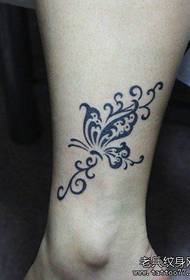 足の女の子の美しいトーテムバタフライタトゥーパターン