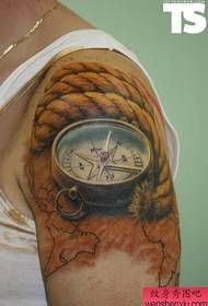 O imagine realistă a tatuajului busolei pe frâie mare