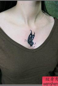 tatueringsmönstret för totemfjäril endast på flickans bröst