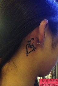 dívka ucho malé a populární totem láska tetování vzor