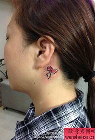 Girls like the ear of a small bow tattoo pattern