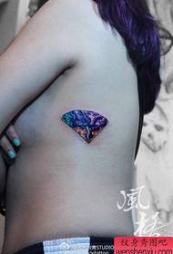 piękna boczna talia zwarta i wykwintny kolorowy wzór tatuażu z diamentem