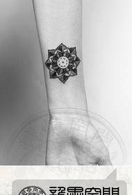 дівчинка рука невеликий і популярний тотем квітка татуювання візерунок