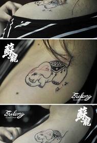 söt liten elefant tatuering mönster på axel på flickan