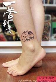 jambes de filles de mode mignon petit motif de tatouage d'éléphant