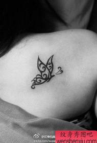 mali totem leptir tetovaža uzorak na ramenu djevojke