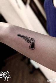 modèle de tatouage bras petit pistolet totem