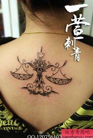 Meitenēm mugurā populārs klasiskais Svaru tetovējums