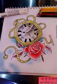 популарен џебен часовник ракопис со розови тетоважи
