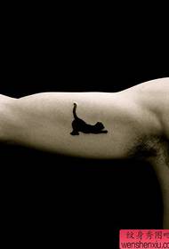 çocuğun sevimli totem kedi dövme deseni