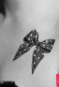 lijepa prsa prekrasan uzorak tetovaža luk tetovaža