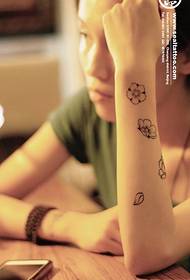 κορίτσι βραχίονα δημοφιλή μικρά μοτίβα τατουάζ δαμάσκηνο