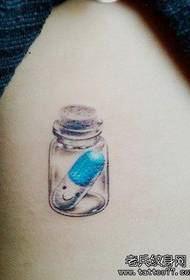 Un lindo patrón de tatuaje de frasco de pastillas