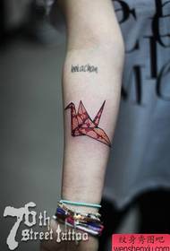 braç petit i popular patró de tatuatge de grua de paper
