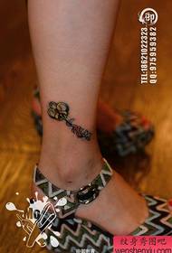 flickans fotled på det lilla populära populära nyckel tatueringsmönstret