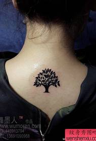 lány hátán kicsi és elegáns totem fa tetoválás minta