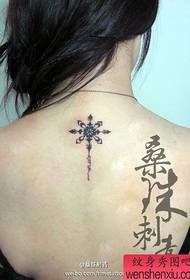 κορίτσι πίσω μικρό και κομψό σχέδιο τατουάζ νιφάδα χιονιού