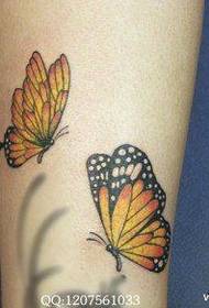 flicka kalv liten och vacker färg fjäril tatuering mönster