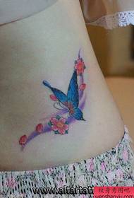女生腰部漂亮好看的蝴蝶樱花纹身图案