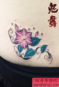 ženski pas lepi majhni cvetni vzorec tatoo