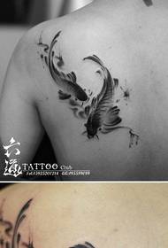 patrón de tatuaje de calamar pequeño de tinta en blanco y negro de hombro de niñas