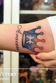 Smuk konstellation på indersiden af bagsiden af hånden og den stjernekronede tatoveringsmønster