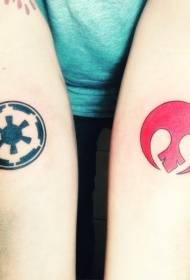 käsivarren väri-imperiumi ja kapinallinen symbolikuvakkeen tatuointi