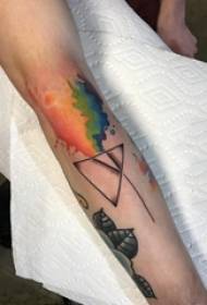 djevojke ruku na crno sivoj crtežu ubodni savjeti Geometrijski element trokut akvarelno prskanje tinte tetovaža slika