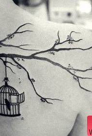 Chica hombros jaula de pájaro con patrón de tatuaje de ramita