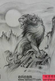 manuscrit dominateur de tatouage de lion de dos