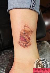 ragazza gambe cute cartoon bear pattern tattoo