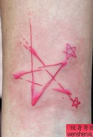 κορίτσι χέρι ένα όμορφο δημοφιλές πεντάκτινο μοτίβο τατουάζ αστέρι