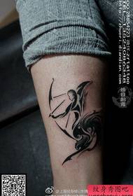 нога популарна е многу убава шема на тетоважа Стрелец