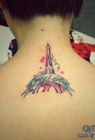 ເດັກຍິງກັບຮູບແບບການແຕ້ມຮູບແບບ Eiffel Tower ທີ່ມີສີສັນ