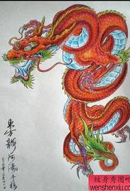 een goed uitziende gekleurde sjaal draak tattoo manuscript